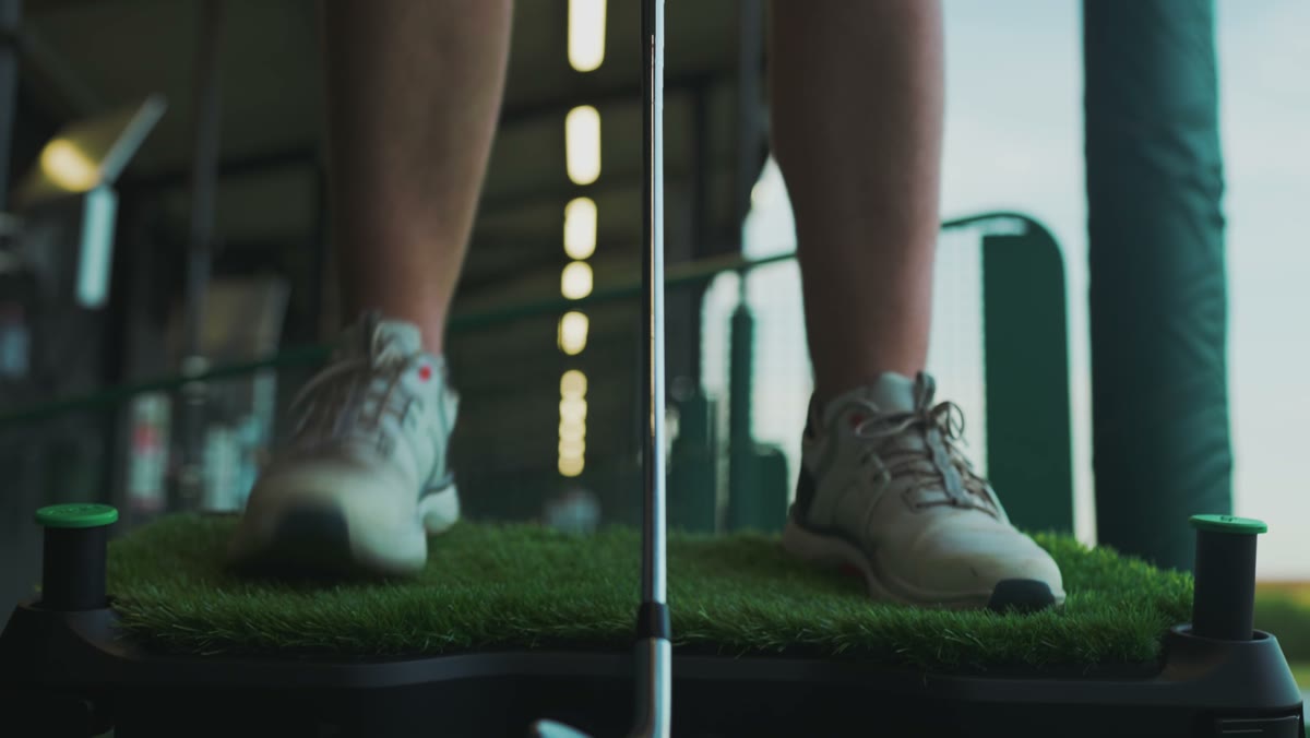 Golfer standing on the Libro platform at the range